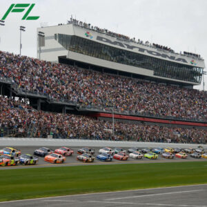 How many people go to the Daytona 100